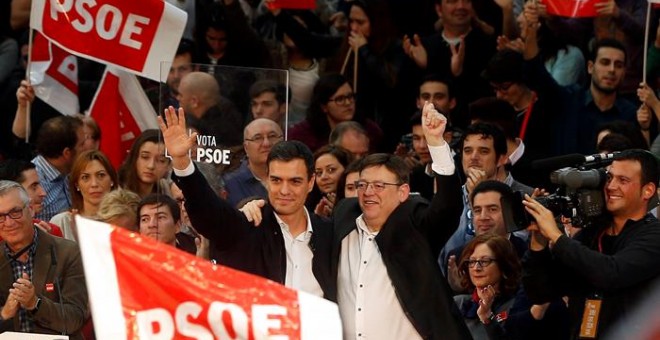 El candidato del PSOE, Pedro Sánchez , junto al presidente de la Generalitat Valenciana, Ximo Puig, saluda al finalizar el acto central de campaña del PSPV-PSOE en el Pabellón de la Font de Sant Lluís, en Valencia. / EFE