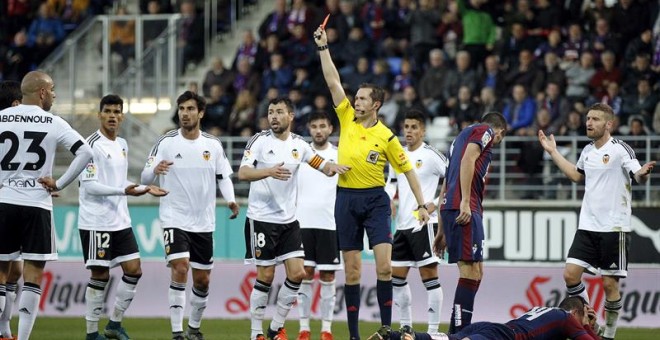 El árbitro José Luis González saca la tarjeta roja al defensa argentino del Valencia Lucas Alfonso Orban. EFE