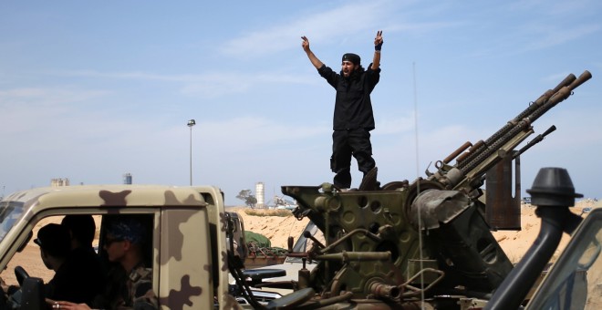 Un combatiente de Misrata (Libia) anima a sus compañeros que se dirigne a luchar contra el Estado Islámico en Sirte. REUTERS
