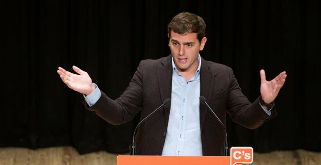 El candidato de C's a la Presidencia del Gobierno, Albert Rivera, durante su intervención en un acto electoral celebrado hoy en Ávila. EFE/Raúl Sanchidrián