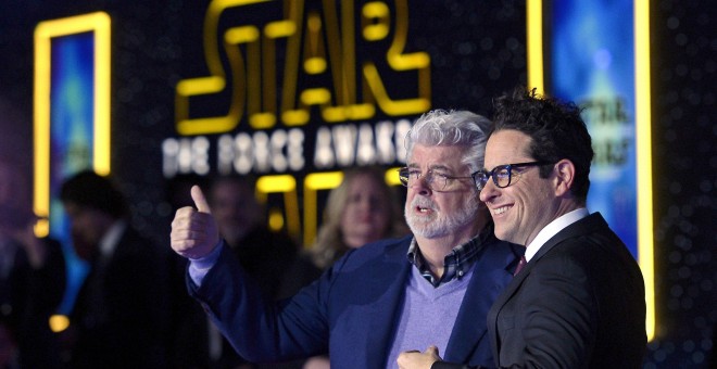El creador de 'Star Wars' George Lucas y el director JJ Abrahms posan durante estreno de 'El despertar de la fuerza' en Hollywood, Los Ángeles. REUTERS/Kevork Djansezian