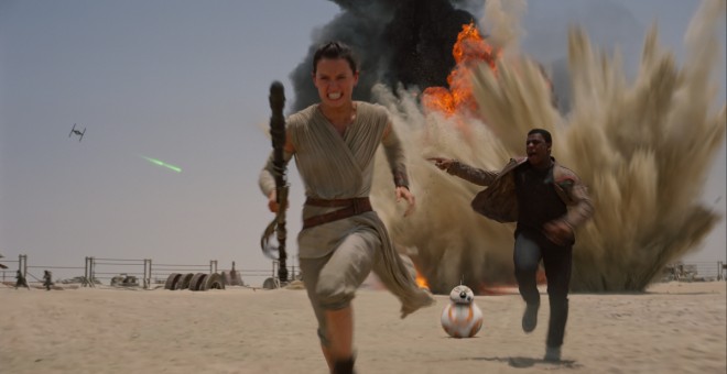 Rey se reúne con Finn y el droide BB-8, y se embarcan en un intenso viaje para encontrar al guerrero más poderoso de la galaxia. /DISNEY