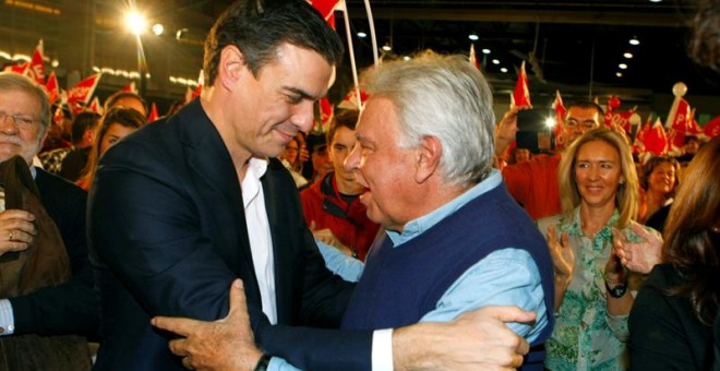 El secretario general del PSOE y candidato a la Presidencia del Gobierno, Pedro Sánchez saluda al expresidente del Gobierno Felipe González.- EFE