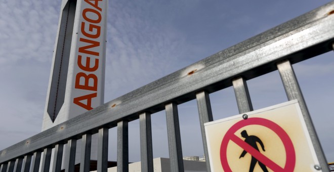 Torre de la planta solar Solucar, de Abengoa, en la localidad sevillana de Sanlucar la Mayor. REUTERS/Marcelo del Pozo