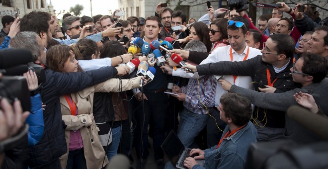 El candidato de Ciudadanos a la Presidencia del Gobierno, Albert Rivera, atiende a los medios a su llegada a la plaza de Pombo de Santander para participar en un acto político con motivo de la campaña electoral. EFE/Pedro Puente Hoyos