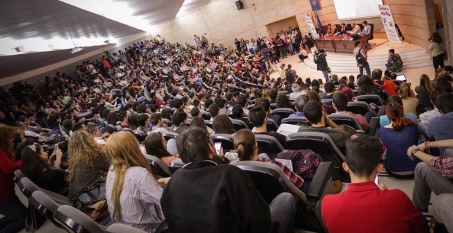 Llenazo en el acto con jóvenes de Alberto Garzón en Málaga./ JOSÉ CAMO (IU)