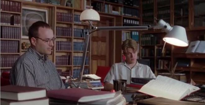 Fotograma de la película El Indomable Will Hunting (1997), donde John Mighton (izquierda) interpreta el papel de Tom, el asistente del profesor Lambeau, junto a Matt Damon (derecha)