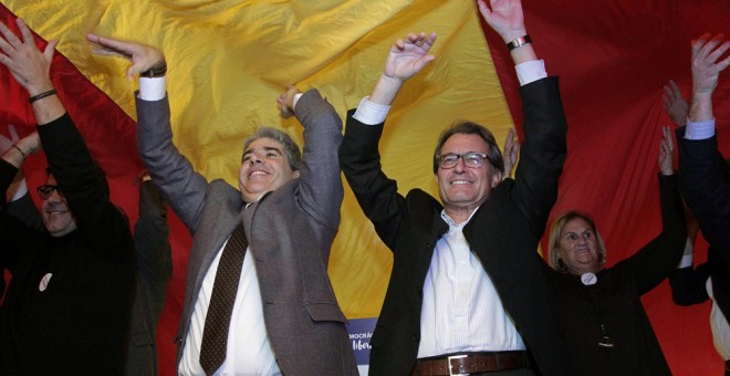 El presidente de la Generalitat en funciones, Artur Mas, junto al cabeza de lista de de Democràcia i Llibertat (DiL), Francesc Homs, durante el mitin final de campaña en Barcelona. EFE/Marta Pérez