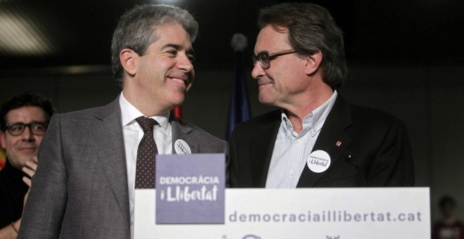 El presidente de la Generalitat en funciones, Artur Mas, junto al cabeza de lista de de Democràcia i Llibertat (DiL), Francesc Homs, durante el mitin final de campaña de DiL en Barcelona. EFE/Marta Pérez