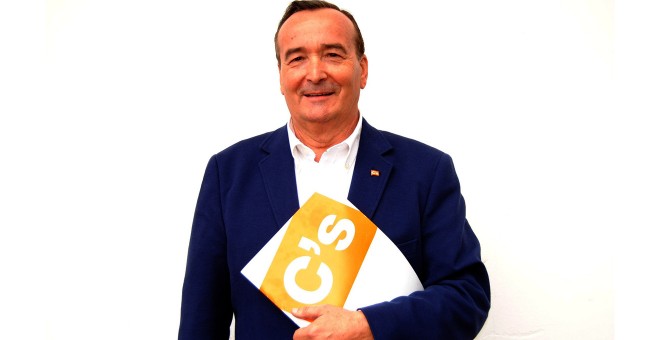 Domingo Lorenzo Rodríguez, con una carpeta de propaganda electoral de Ciudadanos.