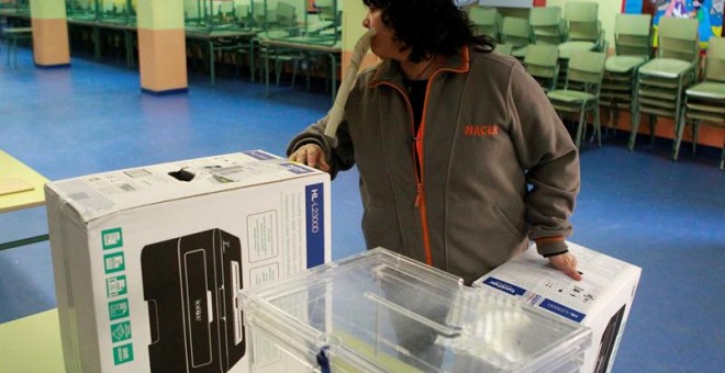 Preparativos en el colegio electoral Ortega y Gasset de Madrid para las elecciones generales de este domingo. EFE/Víctor Lerena