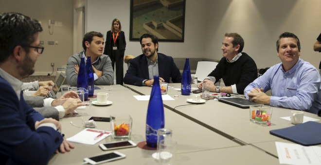 El candidato de Ciudadanos para la Presidencia del Gobierno, Albert Rivera (2ºi), reunido con los miembros de su candidatura en el hotel Eurobuilding de Madrid, donde el partido vivirá la noche electoral. EFE/Ballesteros