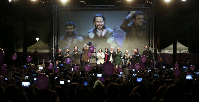 El líder de Podemos, Pablo Iglesias, y otrs dirigentes del partido, en la madrileña plaza del Museo Reina Sofía, celebran con sus simpatizantes los resultados de las elecciones del 20-D. REUTERS/Andrea Comas