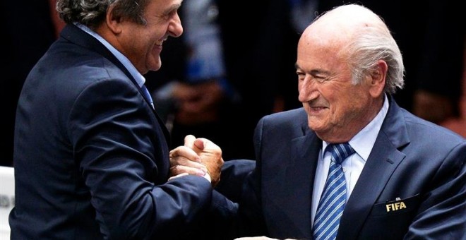 Blatter y Platini se saludan durante el pasado 65º Congreso de la FIFA en Zúrich. EFE/Walter Bieri