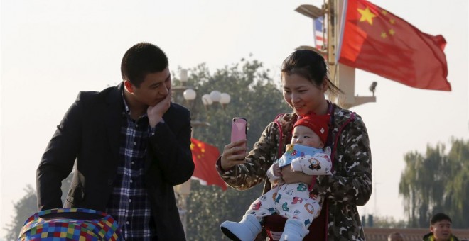 Una pareja china con su hijo. EUROPA PRESS