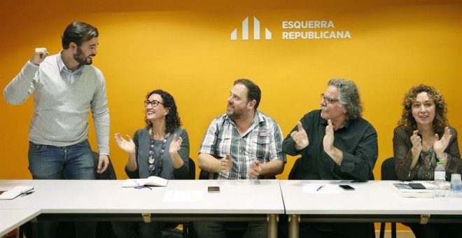 El cabeza de lista de ERC en las elecciones, Gabriel Rufián, recibe el aplauso del presidente de la formación, Oriol Junqueras (c); la secretaria general, Marta Rovira (2i); el portavoz parlamentario, Joan Tardá (2d), y la portavoz en el Senado. / EFE