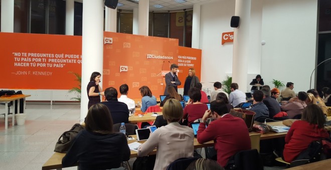 A la espera de la comparecencia de Albert Rivera en la nueva sede de Ciudadanos en Madrid. /PAULA DÍAZ