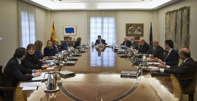 El presidente del Gobierno, Mariano Rajoy, presidió la reunión del Consejo de Ministros que tiene previsto aprobar hoy el anteproyecto de ley orgánica de Seguridad Nacional, un compromiso que estaba pendiente desde que se puso en marcha el Consejo de Seg