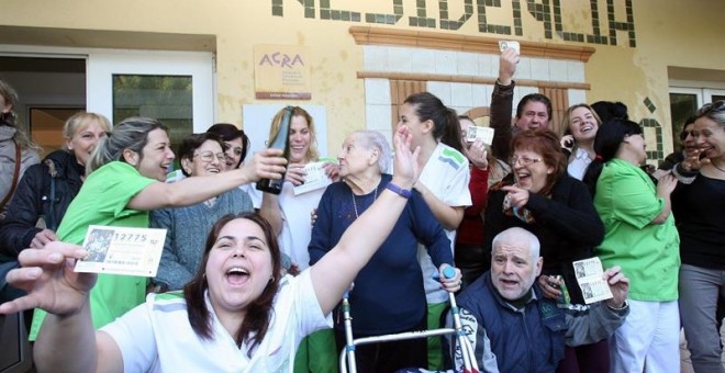 Trabajadores de la una residencia en Roda de Barà (Tarragona), celebran que han sido agraciados con el segundo premio del Sorteo de Navidad. EFE/Jaume Sellart