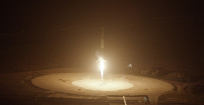 Aterrizaje de Falcon-9 en una plataforma cerca de Cabo Cañaveral. / SpaceX