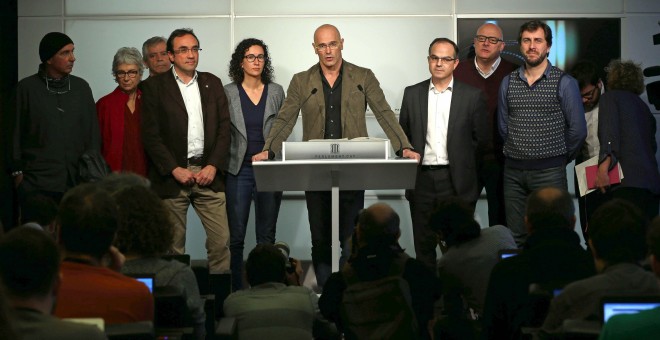 El cabeza de lista de Junts pel Si, Raúl Romeva, acompañado de varios de sus compañeros de formación, durante la rueda de prensa que ha ofrecido en el Parlament, en la que ha anunciado un preacuerdo con la CUP. EFE/Toni Albir