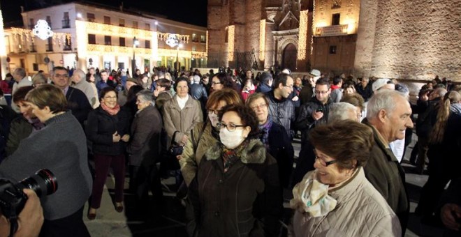 Vecinos de Manzanares se concentran en la plaza de la región en protesta por la falta de información tras el brote de legionella detectado hace once días en Manzanares (Ciudad Real). EFE/Mariano Cieza Moreno