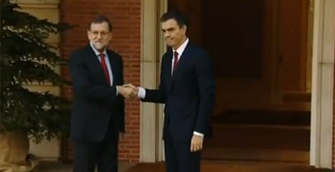 Mariano Rajoy recibe a Pedro Sánchez en el Palacio de la Moncloa, en su primer encuentro tras las elecciones generales del pasado domingo 20 de diciembre.