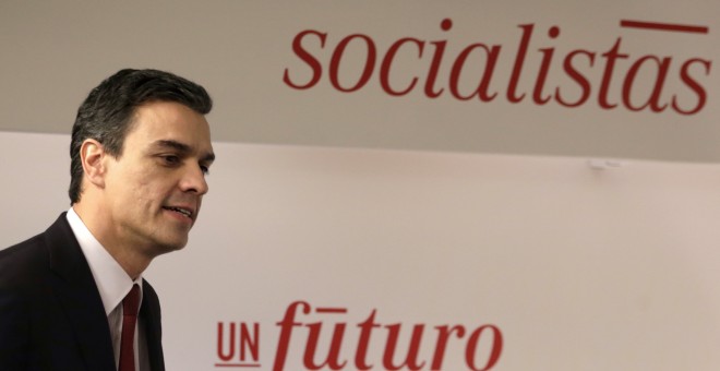 El secretario general del PSOE, Pedro Sánchez, durante la rueda de prensa en la sede socialista de Ferraz, después de reunirse durante algo menos de una hora con el presidente en funciones del Gobierno, Mariano Rajoy, en el Palacio de la Moncloa. EFE/Javi