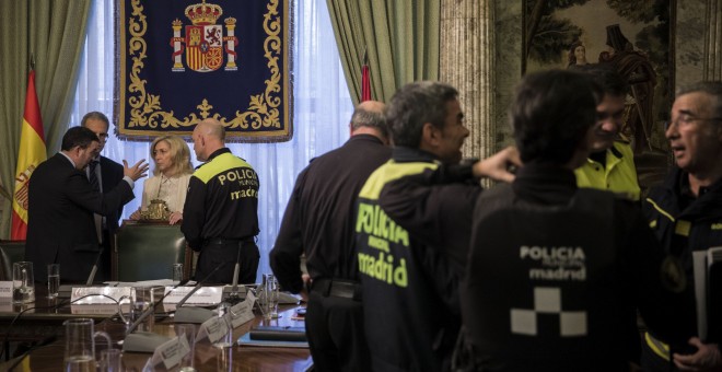 La delegada del Gobierno en Madrid, Concepción Dancausa, durante la reunión mantenida para presentar el dispositivo de seguridad con motivo de las fiestas de Navidad. EFE/Emilio Naranjo