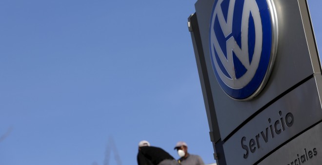 Logotipo de Volkswagen en un concesionario en Madrid, España. REUTERS