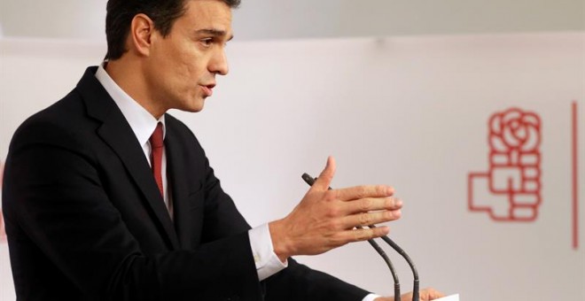 El secretario general del PSOE, Pedro Sánchez, durante la rueda de prensa en la sede socialista de Ferraz, después de reunirse durante algo menos de una hora con el presidente en funciones del Gobierno, Mariano Rajoy, en el Palacio de la Moncloa. EFE/Javi