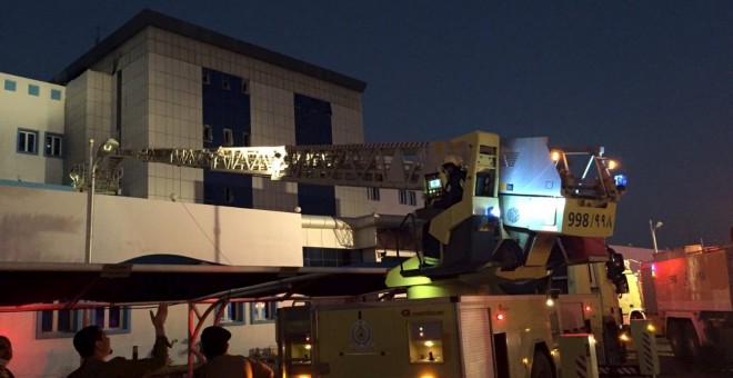 Mientras de la Defensa civil saudí trabajan en las labores de rescate en el hospital incendiado. /REUTERS