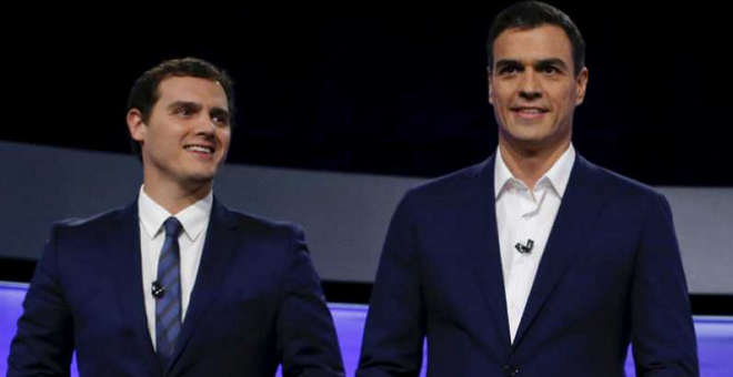 Pedro Sánchez junto a Albert Rivera en uno de los debates electorales que celebraron.