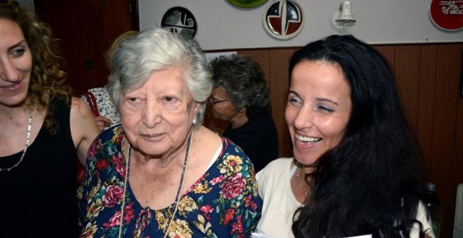 Imagen del reencuentro de María Isabel Chorobik de Mariani con su nieta. - EFE