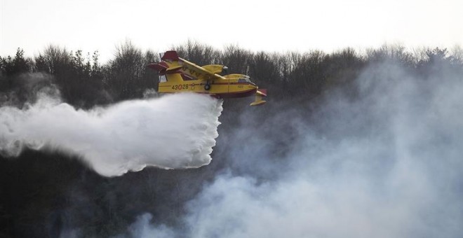 Uno de los hidroaviones que han estado participando en la extinción de uno de los incendios forestales en los montes próximos a la localidad cántabra de Aes. EFE/ Pedro Puente Hoyos