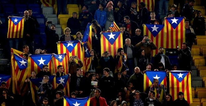 Varias personas muestran estelades en el Camp Nou. EFE/Alberto Estévez