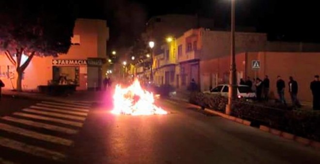 Una imagen de los disturbios tras la muerte de un guineano en Roquetas de Mar. EFE/Dueñas