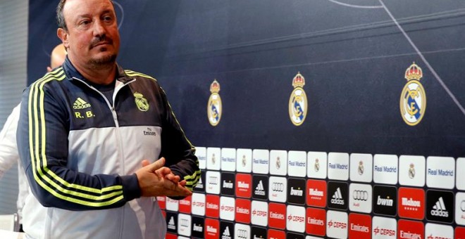 Rafa Benítez, técnico del Real Madrid, a su llegada a la rueda de prensa que ofreció al término del entrenamiento, en la que denunció que sufre 'una campaña' junto a su presidente Florentino Pérez y la plantilla, defendió su trayectoria ante las críticas
