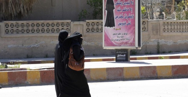 Dos mujeres caminan por las calles de Raqqa, considerada capital del Estado Islámico, en marzo de 2014.- REUTERS