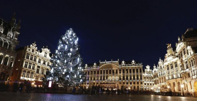 Vista del árbol de Navidad instalado en la Grand Place de Bruselas, Bélgica, el 23 de diciembre del 2015. EFE/Laurent Dubrule