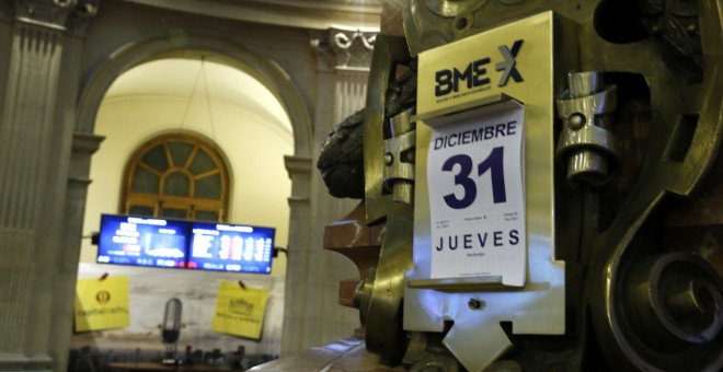 Un calendario con fecha de 31 de diciembre de 2015, en la Bolsa de Madrid. EFE/Zipi