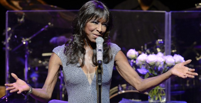 Fotografía de archivo fechada el 7 de julio de 2014 que muestra a la cantante estadounidense Natalie Cole, hija del legendario Nat King Cole,  durante un concierto como parte del Festival de Jazz de Viena, Austria. EFE/HERBERT NEUBAUER