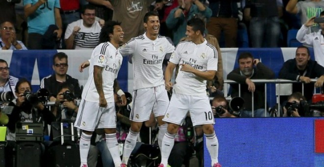 James celebra un gol junto a sus compañeros. EFE