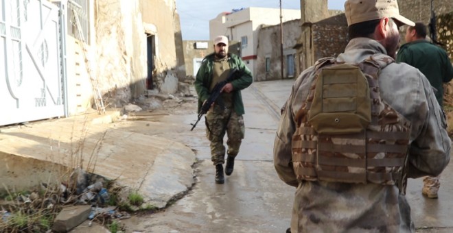 Milicianos asirios patrullan la aldea iráquí de Bakufa, a sólo unos cientos de metros de la posición del Estado Islámico. FERRÁN BARBER