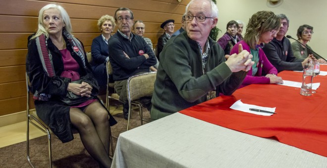 El portavoz de Sare y exconsejero de Justicia del Gobierno vasco, Joseba Azkarraga, y Rosa Rodero, viuda de Joseba Goikoetxea, sargento mayor de la Ertzaintza asesinado por ETA en 1993, entre otros, durante la rueda de prensa de la red ciudadana de apoyo