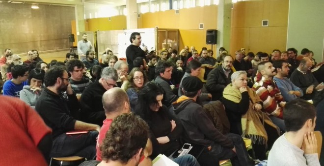 Imagen de la reunión del Consell Polític de la CUP y del Grup d'Acció Parlamentària (GAP) en Barcelona que decide sobre la investidura de Artur Mas. TWITTER