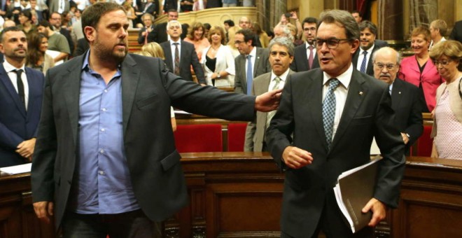 El presidente de la Generalitat en funciones, Artur Mas, y el líder de ERC, Oriol Junqueras, en el Parlament. EFE