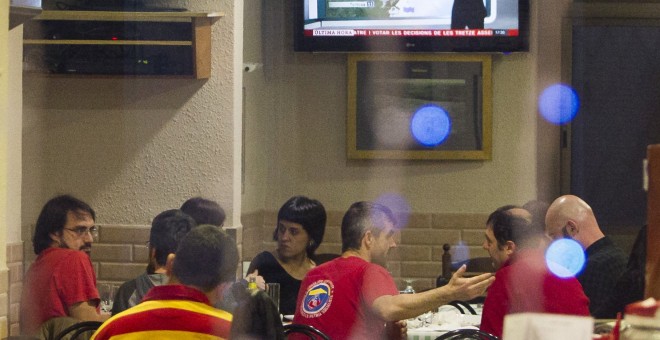 La portavoz parlamentaria de la CUP Anna Gabriel y otros miembros del partido toman en un bar próximo el centro cívico Pere Quart de Barcelona tras la reunión del Consejo Político de la CUP y de su Grupo de Acción Parlamentaria. EFE/ Quique García