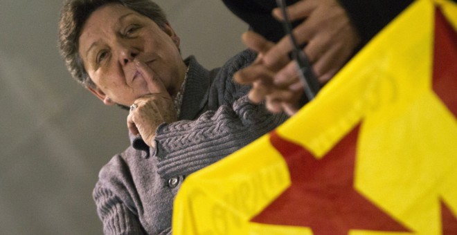 La diputada de la CUP Gabriela Serra, durante la rueda de prensa que ofrecieron posterior a la reunión del Consejo Político de la CUP y de su Grupo de Acción Parlamentaria (GAP), realizada en el centro cívico Pere Quart de Barcelona. EFE/ Quique García