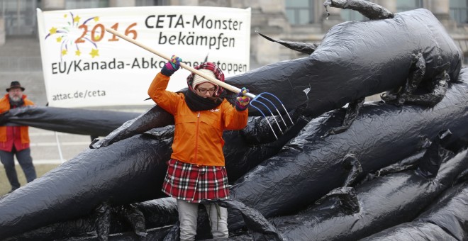 Activistas de la organización antiglobalización ATTAC protestan en Berlín contra el pacto comercia CETA con EE.UU y Canadá. REUTERS/Hannibal Hanschke